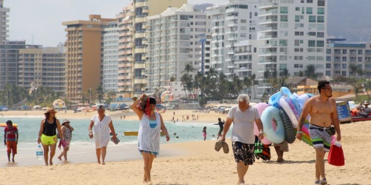 Cientos de turistas llegan a Acapulco para pasar último puente del año