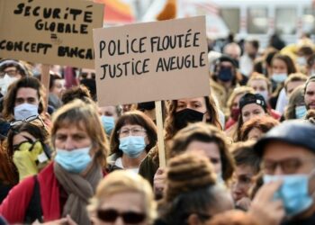 Miles protestan en Francia contra proyecto de ley que prohíbe grabar a policías