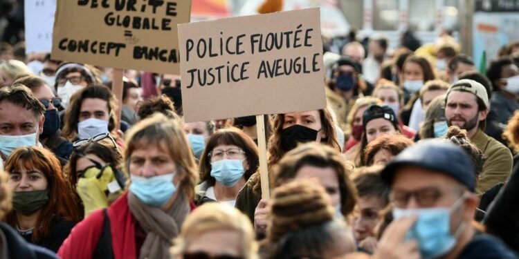 Miles protestan en Francia contra proyecto de ley que prohíbe grabar a policías