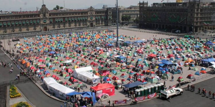 Gobierno pide a FRENA desalojar el Zócalo tras altercado