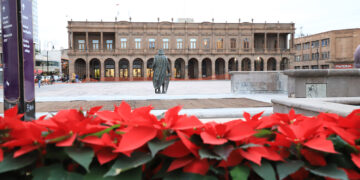 Inicia colocación de adornos navideños en zona centro