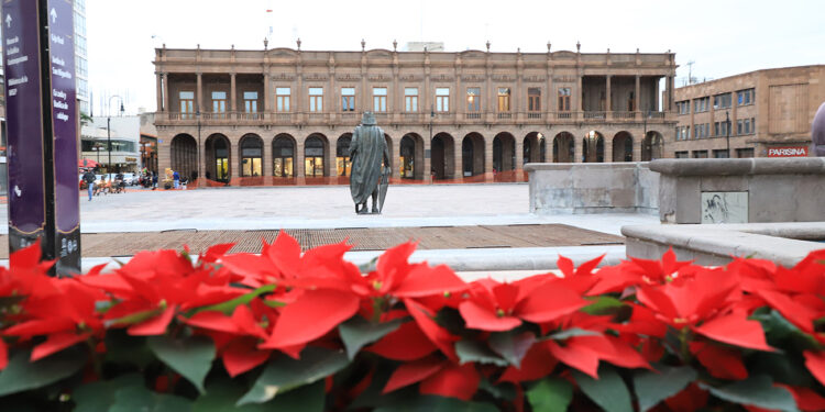 Inicia colocación de adornos navideños en zona centro
