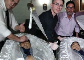 Amenazan a empleado de funeraria por foto con el cuerpo de Maradona