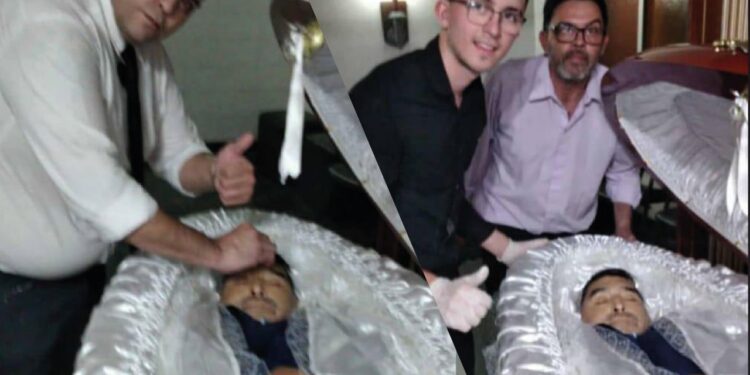 Amenazan a empleado de funeraria por foto con el cuerpo de Maradona