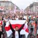 Miles de bielorrusos se manifiestan pese a las amenazas de Lukashenko