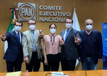 Xavier Nava se inscribe como precandidato a la gubernatura