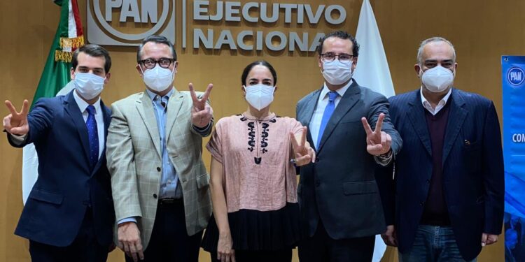 Xavier Nava se inscribe como precandidato a la gubernatura
