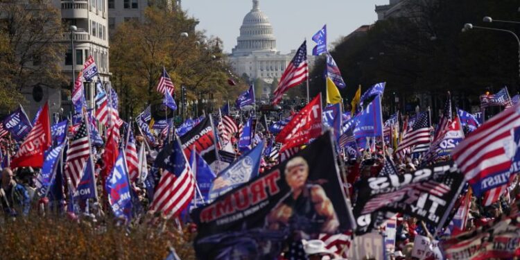 Trump deleita a seguidores durante protesta de apoyo