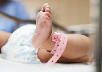 Nace primer bebé con anticuerpos covid en Singapur