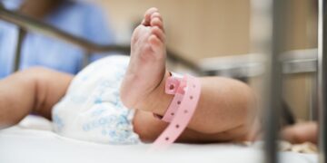 Nace primer bebé con anticuerpos covid en Singapur