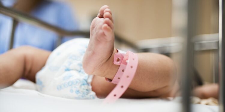 Nace primer bebé con anticuerpos covid en Singapur