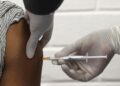 Voluntario de vacuna AstraZeneca en la India demanda por “reacción adversa”