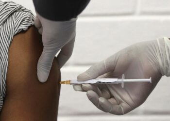 Voluntario de vacuna AstraZeneca en la India demanda por “reacción adversa”