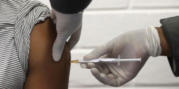 Voluntario de vacuna AstraZeneca en la India demanda por “reacción adversa”