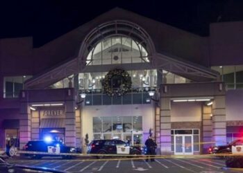 Tiroteo en centro comercial de California deja un muerto