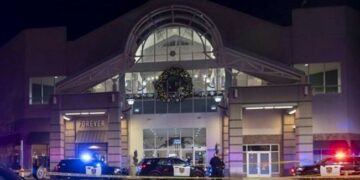 Tiroteo en centro comercial de California deja un muerto