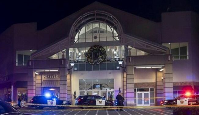 Tiroteo en centro comercial de California deja un muerto