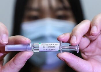 Brasil frena ensayo de vacuna china por suicidio de voluntario