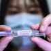 Brasil frena ensayo de vacuna china por suicidio de voluntario