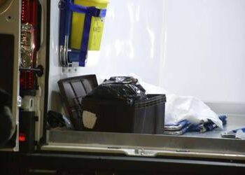 Cae sujeto que transportaba restos humanos en diablito