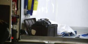 Cae sujeto que transportaba restos humanos en diablito
