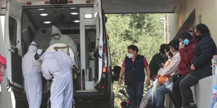 México rebasa los 100 mil muertos y 1 millón 019 mil casos de COVID-19
