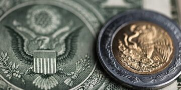 Peso mexicano se fortalece frente al dólar aun sin presidente en EU