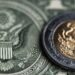 Peso mexicano se fortalece frente al dólar aun sin presidente en EU