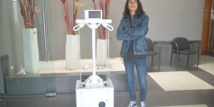 Estudiante mexicano crea dispositivo desinfectante equipado con luz UV