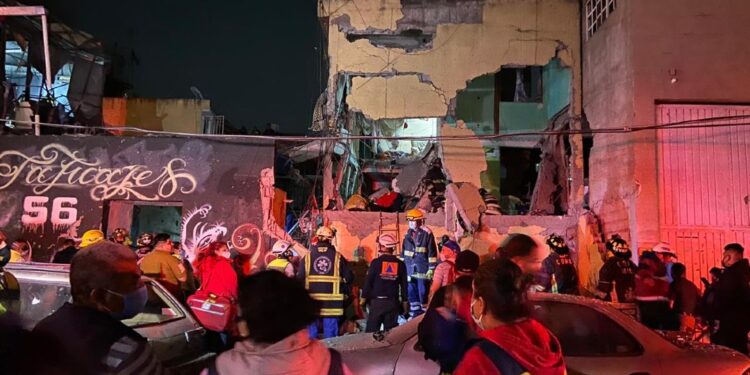 Explosión por acumulación de gas en la colonia Morelos, CDMX, deja al menos dos muertos