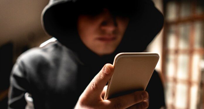 Alertan sobre extorsión sexual a través de WhatsApp