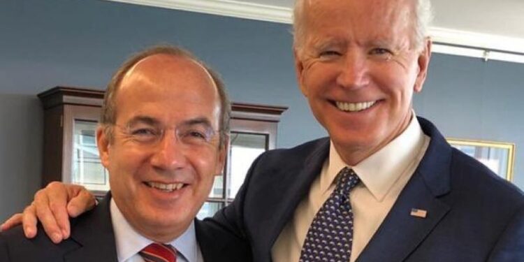 Felipe Calderón presume fotos con Joe Biden