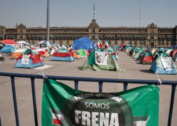 Frena levanta “provisionalmente” campamento
