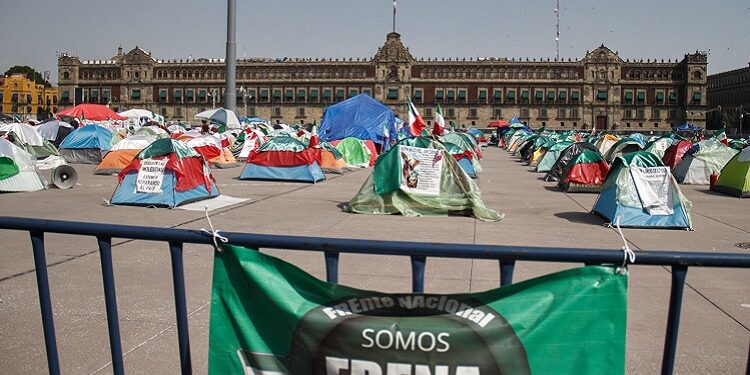 Frena levanta “provisionalmente” campamento