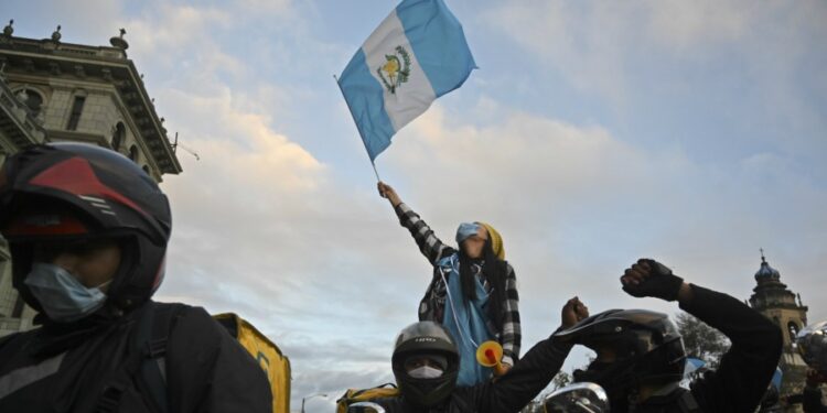 Congreso de Guatemala da marcha atrás al presupuesto aprobado tras protestas