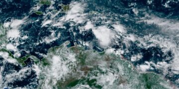 Eta se convierte en huracán categoría 4