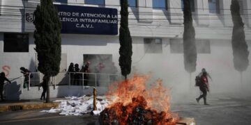 Feministas realizan destrozos en la Fiscalía General de Justicia de la Ciudad de México
