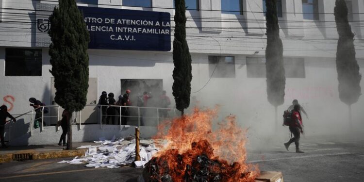 Feministas realizan destrozos en la Fiscalía General de Justicia de la Ciudad de México