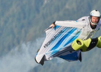 #Video Crean traje volador que alcanza los 300 km/hr