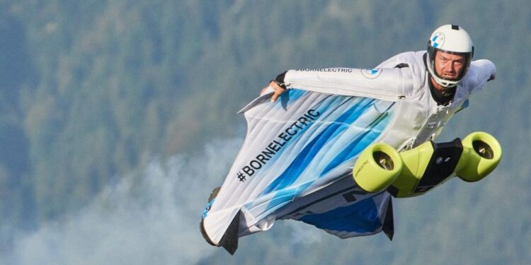 #Video Crean traje volador que alcanza los 300 km/hr