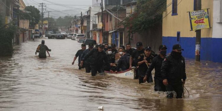 Incomunicadas y bajo el agua comunidades en Chiapas