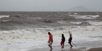 Iota se debilita a una depresión tropical sobre El Salvador