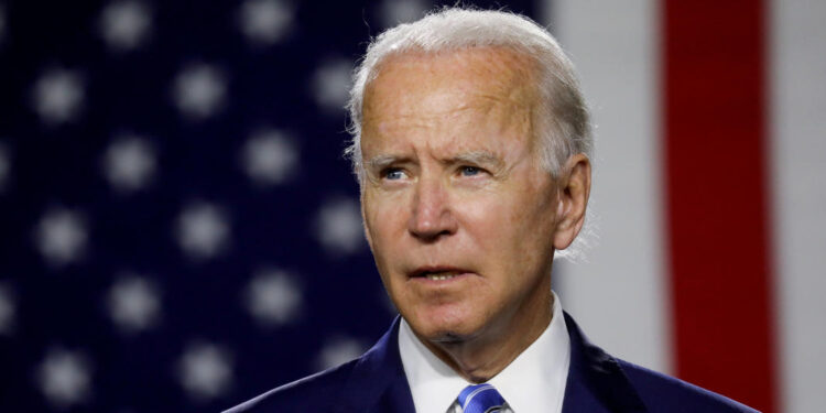 Biden se concentra en Covid y Trump en darle vuelta a elección