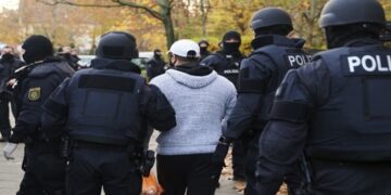 Más de mil policías hacen cateos en Berlín y arrestan a dos por robo de joyas en Dresde