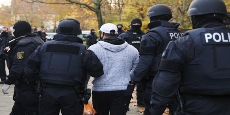 Más de mil policías hacen cateos en Berlín y arrestan a dos por robo de joyas en Dresde