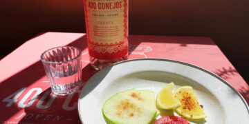 Descubre Mezcal 400 Conejos Espadín-Cuishe, un destilado exquisito que te fascinará
