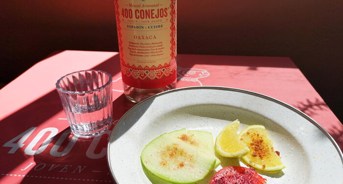 Descubre Mezcal 400 Conejos Espadín-Cuishe, un destilado exquisito que te fascinará