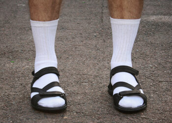 La tendencia que a nadie le gusta pero que todos llevan: Chanclas con calcetines