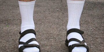 La tendencia que a nadie le gusta pero que todos llevan: Chanclas con calcetines