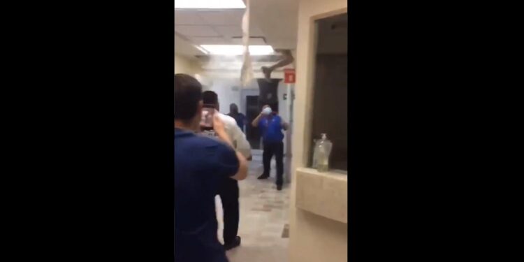 #Video Presunto reo intenta huir de hospital en Monterrey por los ductos de aire